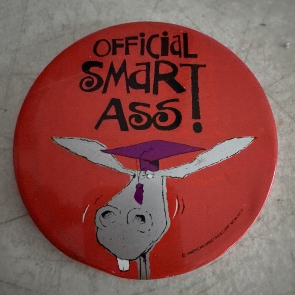 1979 AMERICAN GREETINGS HI BROWS "OFFICIAL SMART ASS!" PIN PINBACK BUTTON 4" DIA